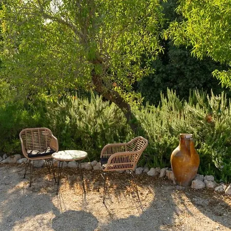 Idyllischer Trullo Mit Pool